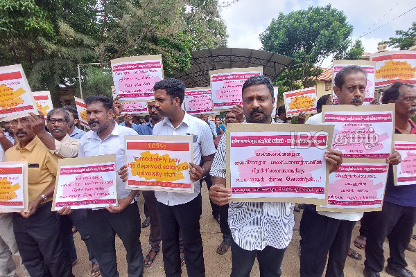 யாழ் பல்கலைக்கழக முன்றலில் கவனயீர்ப்பு போராட்டம் ( படங்கள்) | Protest At The University Of Jaffna