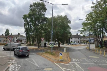 பரபரப்பான சாலையோரத்தில் காருடன் கைவிடப்பட்ட நிலையில் பச்சிளம் குழந்தை