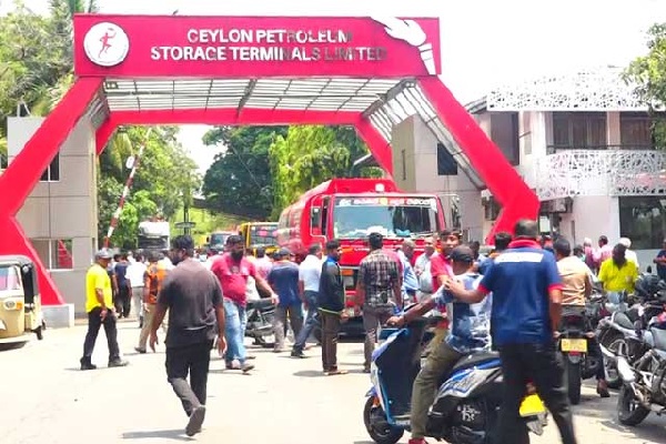 களமிறங்கியது படைத்தரப்பு -வழமைபோன்று எரிபொருள் விநியோகம் | Army Defense Fuel Supply As Usual