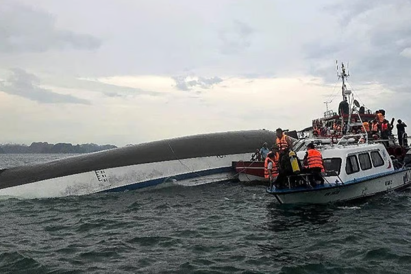 நடுகடலில் விபத்துக்குள்ளான படகு ; குழந்தைகள் உட்பட 53 அகதிகள் மாயம் | Boat Accident Mid Sea 53 Refugees Missing