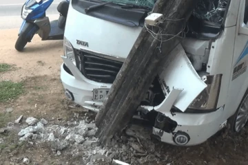 மட்டக்களப்பில் வாகனம் ஒன்று மின் கம்பத்தில் மோதி விபத்து