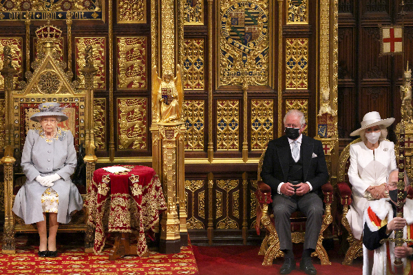 மகுடம் சூடி இங்கிலாந்தின் அதிகாரபூர்வ மன்னரானார் சார்லஸ் ! | Charles Became The Official King Of England