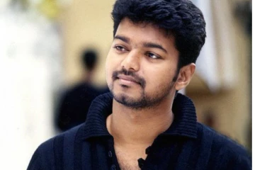 திரைப்படம் ஒன்றிக்காக பிரபல நடிகையுடன் நெருக்கமாக புகைப்படம் எடுத்து கொண்ட நடிகர் விஜய்.! வெளிவராத புகைப்படம்.