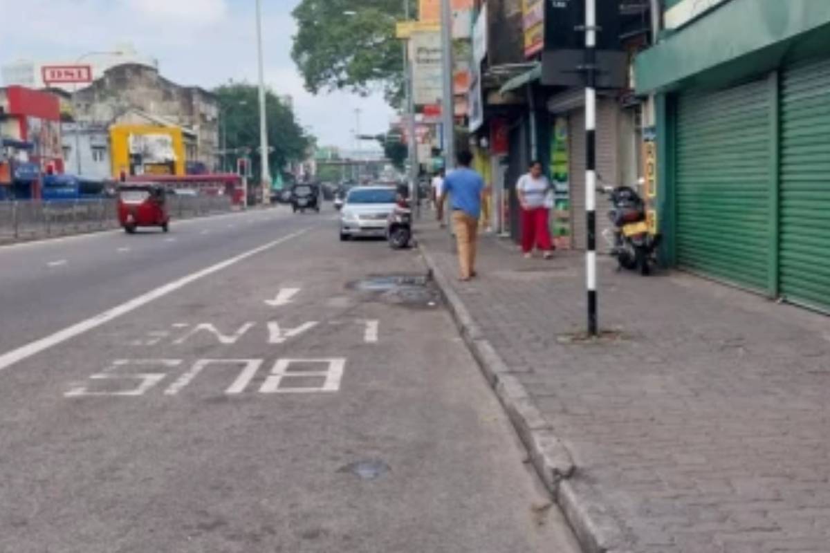பேருந்து முன்னுரிமைப் பாதைகளில் பிற வாகனங்களுக்கு தடை ; சாரதிகளுக்கு எதிராக கடும் சட்ட நடவடிக்கை | Ban On Other Vehicles In Bus Priority Lanes பேருந்து முன்னுரிமைப் பாதைகளில் பிற வாகனங்களுக்கு தடை ; சாரதிகளுக்கு எதிராக கடும் சட்ட நடவடிக்கை | Ban On Other Vehicles In Bus Priority Lanes