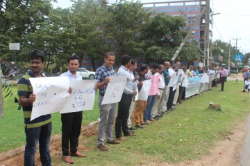 அநீதியான வரி விதிப்பை நிறுத்த கோரி தென்கிழக்குப் பல்கலைக்கழகத்தில் போராட்டம் (photo)