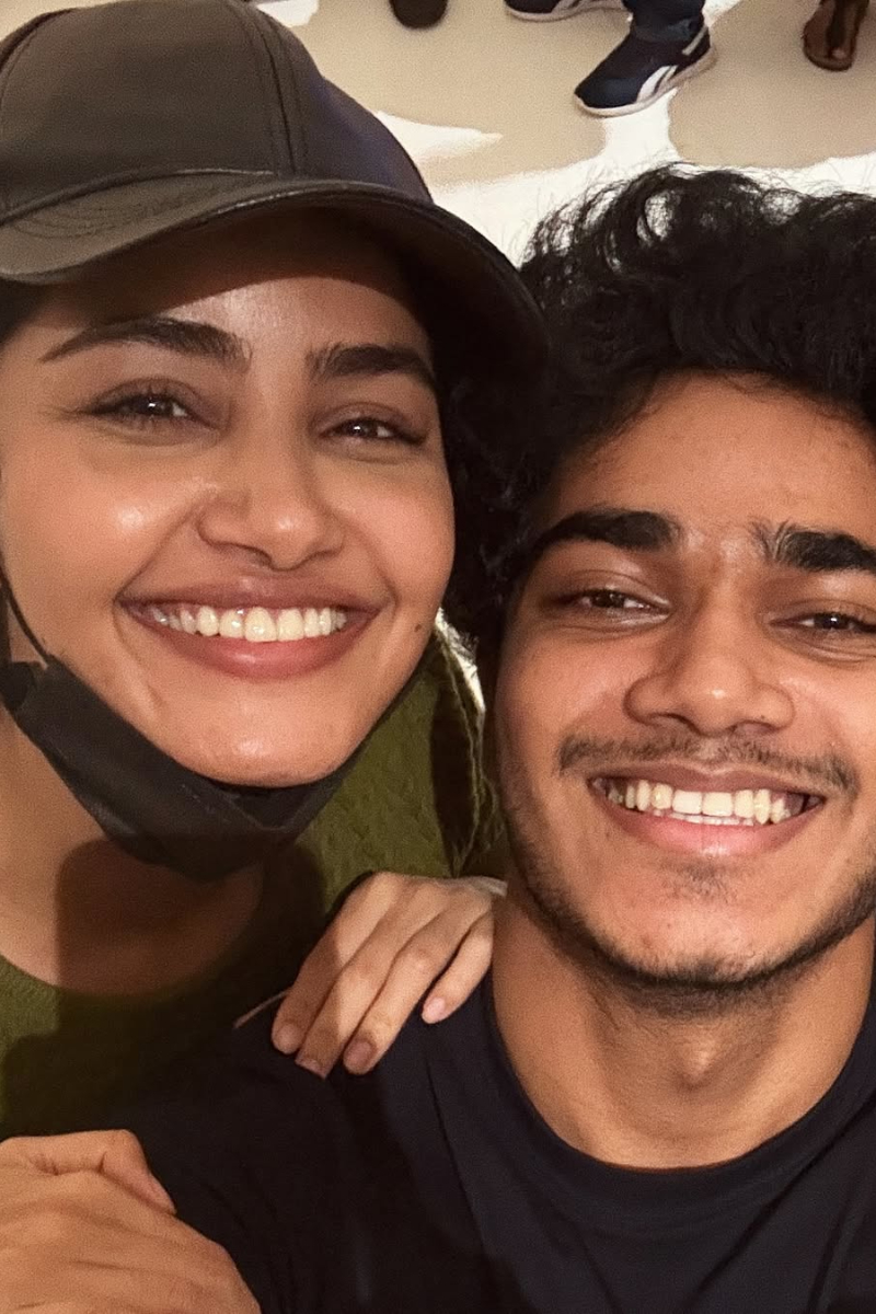 இந்த புகைப்படத்தில் இருக்கும் ஸ்டார் நடிகை யார் என்று தெரியுமா? | Anupama Parameswaran Childhood Photo With Brother