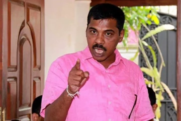 வீடுதேடிச்சென்ற பொலிஸ்; முன்னாள் அமைச்சர் தலைதெறிக்க ஓட்டம்!