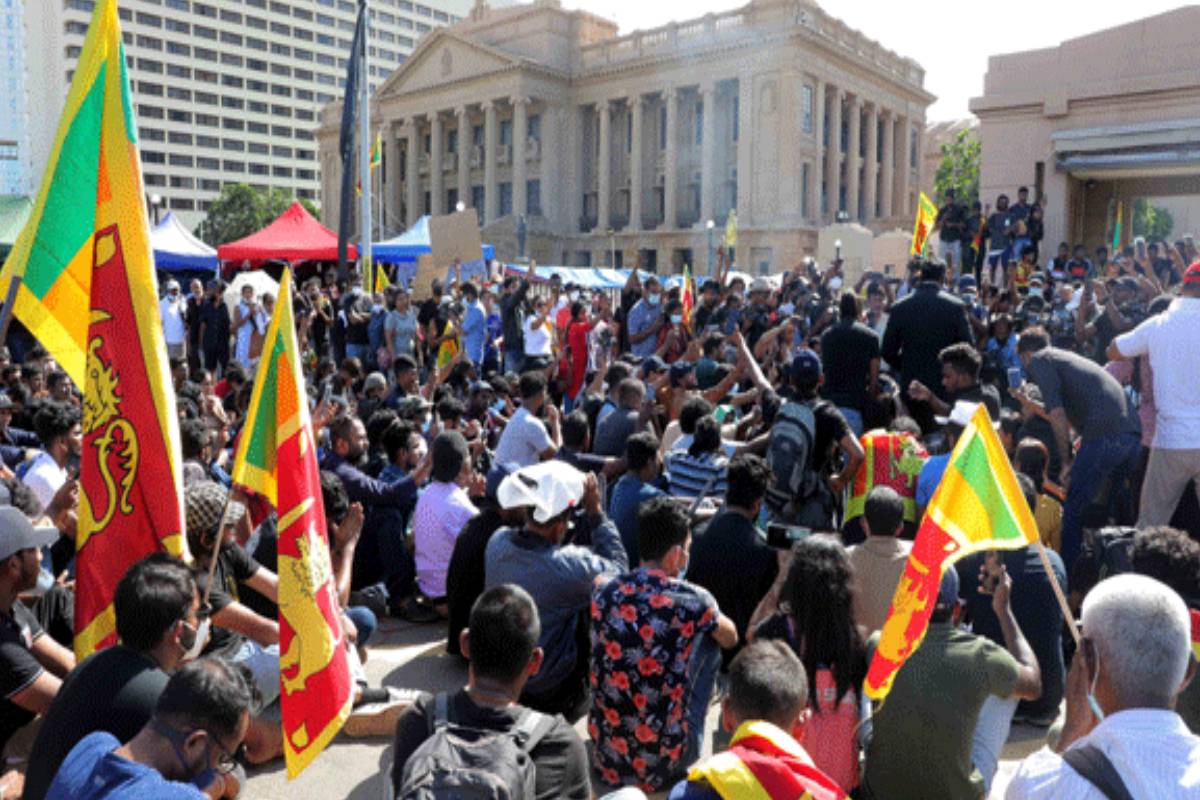 மீண்டும் சூடுபிடிக்கும் Gota Go Gama விவகாரம் - அரசியல்வாதிகள் உள்ளிட்ட 20 பேருக்கு சிக்கல் | Ag Requests Three Judge Bench For Gotagogama Case மீண்டும் சூடுபிடிக்கும் Gota Go Gama விவகாரம் - அரசியல்வாதிகள் உள்ளிட்ட 20 பேருக்கு சிக்கல் | Ag Requests Three Judge Bench For Gotagogama Case