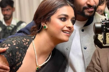 மாலையும் கழுத்துமாக பிரபல நடிகருடன் நடிகை கீர்த்தி சுரேஷ்.. ஷாக்காகும் ரசிகர்கள்..