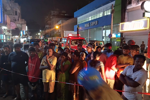 கொழும்பில் இரவில் நேர்ந்த அனர்த்தம் ; உடனடியாக களத்தில் இறங்கிய மேயர் விராய் கெலி பல்சதார் | Disaster Strikes Colombo At Night கொழும்பில் இரவில் நேர்ந்த அனர்த்தம் ; உடனடியாக களத்தில் இறங்கிய மேயர் விராய் கெலி பல்சதார் | Disaster Strikes Colombo At Night