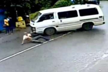 පාර මාරුවෙමින් සිටි පුද්ගලයෙක් අනතුරට - රුපියක් 200ක් දී රියැදුරු පලා යයි - (CCTV VIDEO)