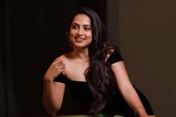 அய்யனார் துணை சீரியல் ஹீரோயின் மதுமிதா!! கிளாமர் லுக் புகைப்படங்கள்..