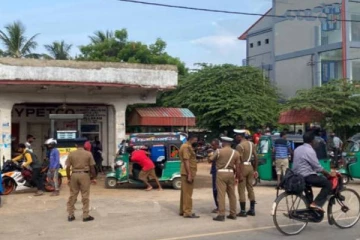 யாழில் 500 ரூபா பெற்றோலுக்காக நீண்ட நேரம் காத்திருந்த மக்கள்! (Photos)