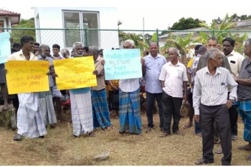 கமநல சேவை நிலையத்திற்கு முன்பாக விவசாயிகள் கவனயீர்ப்பு போராட்டம் (Photos)