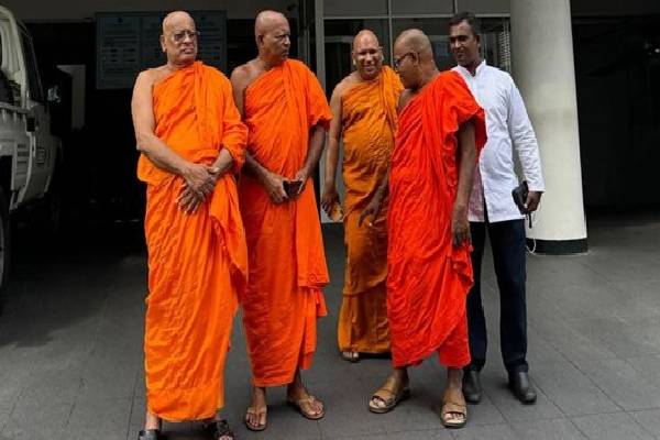ரணில் வழக்கில் ஆஜரான பிக்குகளை அவமதித்ததாக பொலிஸார் மீது புகார் | Police Accused Insulting Appearing Ranil Case