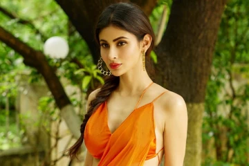 நாகினி புகழ் நடிகை மௌனி ராய் படுகவர்ச்சி போஸ்