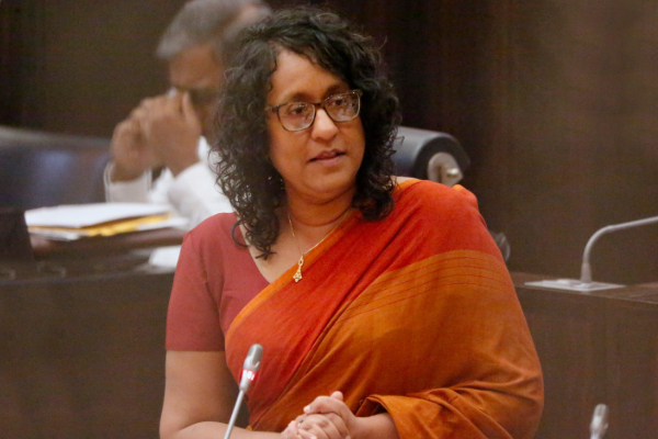 சபையில் பிரதமரின் தவறை சுட்டிக்காட்டிய அமைச்சர் | Supremesat Satellite 2012 Issue Parliament