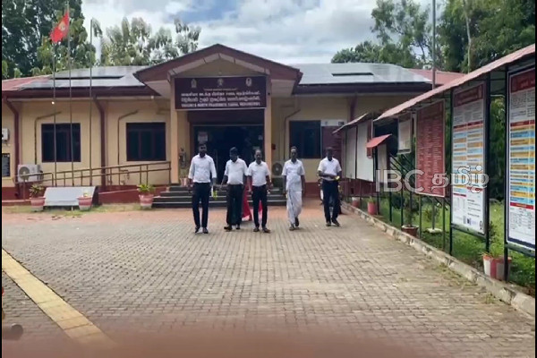 வவுனியா வடக்கு பிரதேசசபை : ஆளும் கட்சி உறுப்பினர்களே தவிசாளருக்கு எதிராக போர்க்கொடி | Vavuniya North Pradeshiya Sabha Crisis
