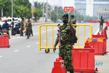 முடக்க வேண்டிய இக்கட்டான நிலையில் நாடு!  திறப்பதற்கு கடும் எதிர்ப்பு