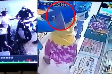 අත් බෝම්බයක් සහ පිහියක් පෙන්වා සෙල්ලම් දාපු මංකොල්ලකරුවන්ට අවසානයේ සිදු වූ දේ. (CCTV VIDEO)