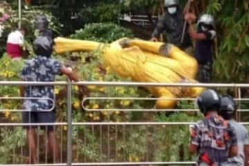ஆர்ப்பாட்டகார்களால் மஹிந்தவின்  தந்தைக்கு  நேர்ந்த கதி!