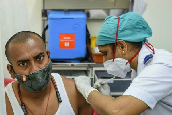 கொரோனா தடுப்பூசி எடுத்துக் கொண்டால் 10% தள்ளுபடி.! நூதன விழிப்புணர்வு பிரச்சாரம் எங்கே? | Discount Corona Vaccine Innovative Campaign