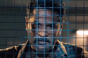 ஒரு கால் இழந்த பிரபுதேவா, வில்லி வரலக்ஷ்மி.. மிரட்டும் "பொய்க்கால் குதிரை" பட ட்ரெய்லர்