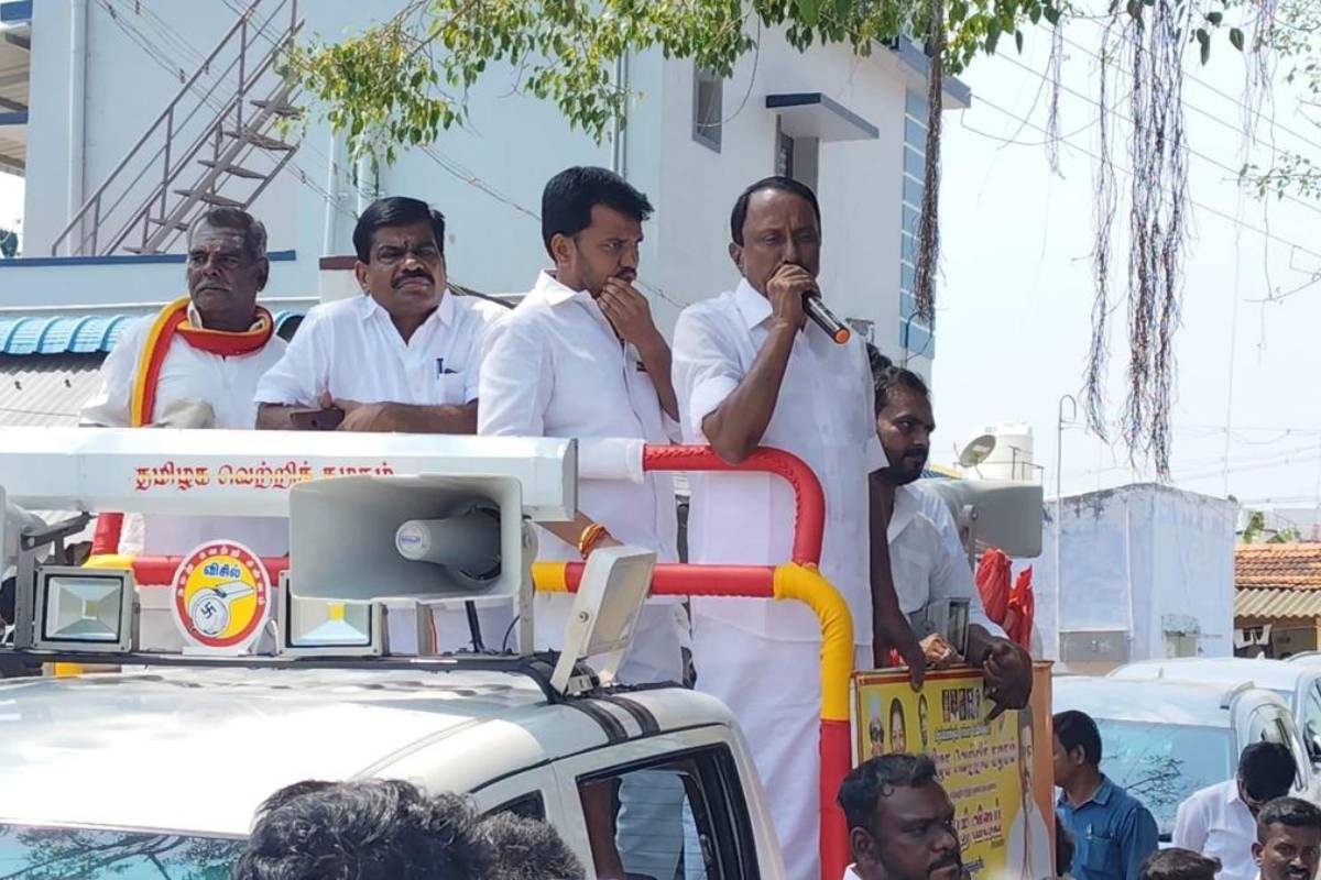 ஜனநாயகன் லீக்கானதற்கு எல்.முருகன் தான் காரணம்- செங்கோட்டையன் குற்றச்சாட்டு | Vijay S Jana Nayagan Controversy Explained ஜனநாயகன் லீக்கானதற்கு எல்.முருகன் தான் காரணம்- செங்கோட்டையன் குற்றச்சாட்டு | Vijay S Jana Nayagan Controversy Explained