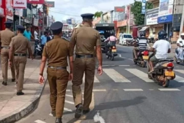 பட்டப்பகலில் நடுவீதியில் நேர்ந்த கொடூரம் ; கூரிய ஆயுதத்தால் தாக்கப்பட்டு படுகாயம்