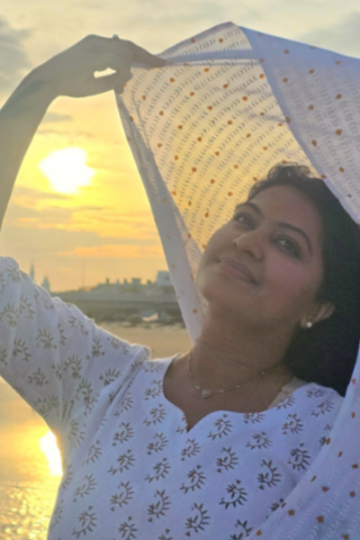 பிக் பாஸ் ரட்சிதா வெளியிட்ட புகைப்படம்... பொங்கும் கடலுக்கு மத்தியில் கிளாமர் போஸ் | Bigg Boss Rachitha Mahalakshmi Recent Photos Viral