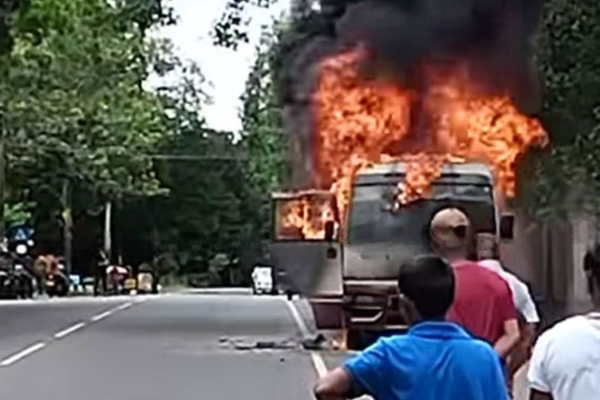 பக்தர்களை ஏற்றிச் சென்ற பேருந்தில் ஏற்பட்ட திடீர் தீ! | Fire In Bus Carrying Devotees பக்தர்களை ஏற்றிச் சென்ற பேருந்தில் ஏற்பட்ட திடீர் தீ! | Fire In Bus Carrying Devotees