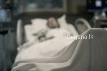 සරම ගැලවී බිමට වැටුණුවෙලේ පුරුෂ ලිංගය තියුණු ආයුධයකින් කපා විසිකරයි..