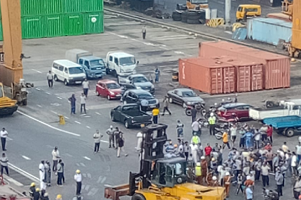 கொழும்பில் கோர விபத்து; பாரந்தூக்கி இயந்திரத்தால் பறிபோன உயிர் | Fatal Accident In Colombo One Life Lost