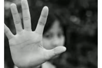 காதலன் கழுத்தில் கத்தி; மாணவியை தூக்கிச் சென்று சீரழித்த கும்பல்!