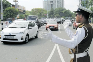 பொலிஸாரின் உத்தரவை மீறி சென்ற கார் மீது துப்பாக்கிச் சூடு