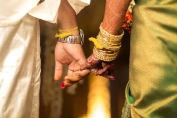 யாழில் திருமணம் என்ற போர்வையில் ஏமாற்றம்; நீதிக்கான போராட்டத்தில் இறங்கிய பெண்