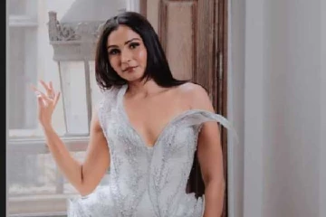 வித்தியாசமான ஆடையில் கிளாமர் லுக்!! நடிகை ஆண்ட்ரியாவை கலாய்க்கும் ரசிகர்கள்..