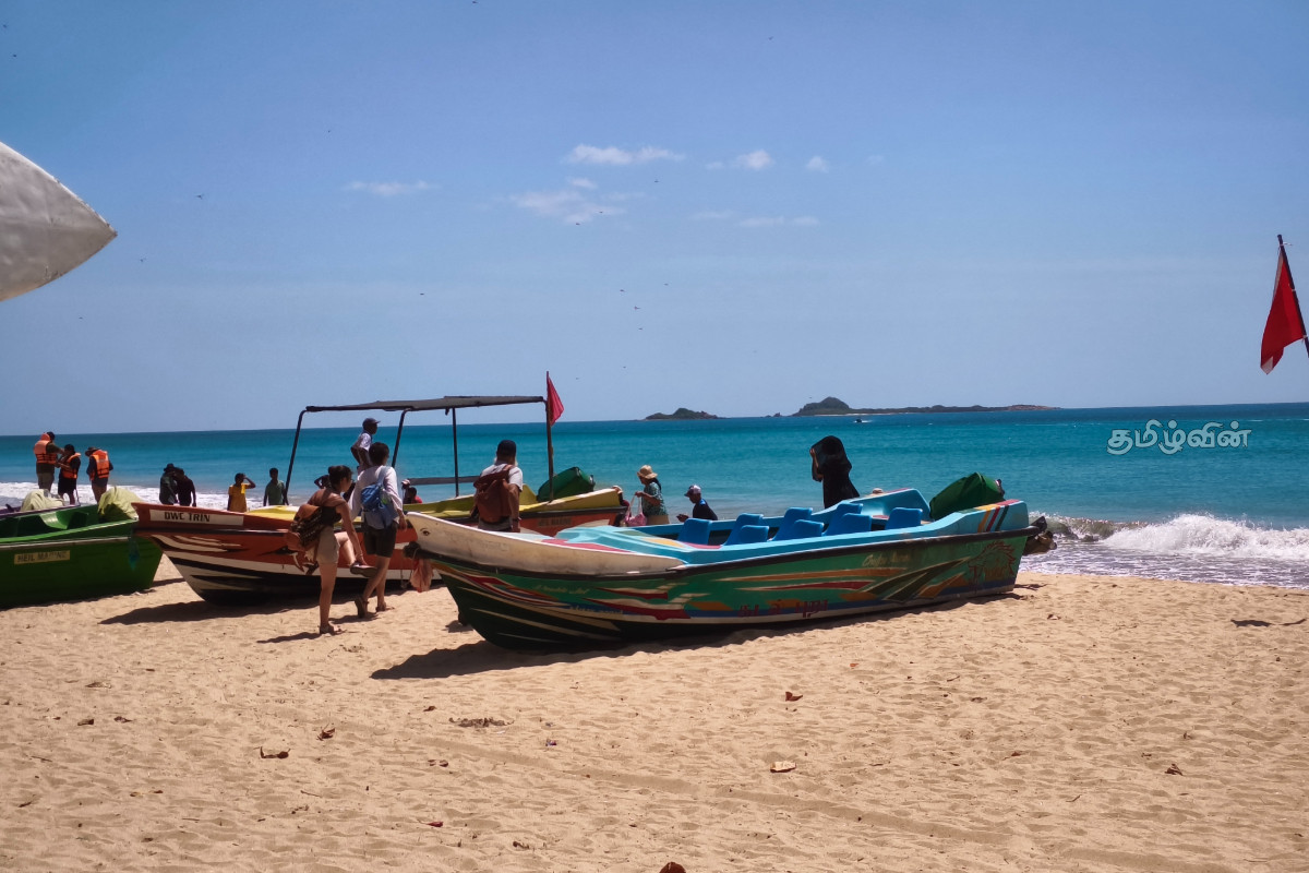 நிலாவெளி கடற்கரையை நோக்கி வரும் சுற்றுலாப் பயணிகள் | Tourists Heading Towards Nilaveli Beach