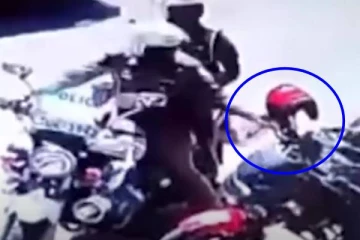 கொழும்பு வீதியில் இப்படி செய்த பொலிசார்! வைரலாகும் காணொளி