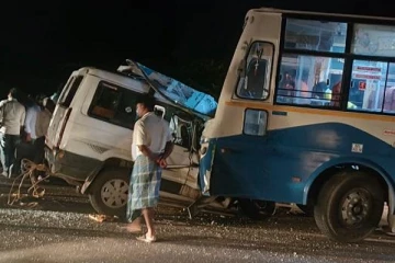 அரசு பேருந்து மீது நேருக்கு நேர் மோதிய கார்.. பயங்கர விபத்து - 7 பேர் உயிரிழப்பு!
