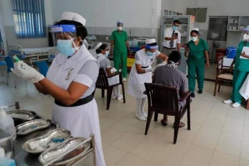 கொரோனா அபாய நிலையில் இன்னும் குறையவில்லை: எச்சரிக்கை விடுத்த அமைச்சர்