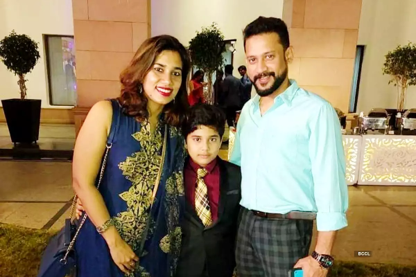 தமிழும் சரஸ்வதியும் சீரியல் நடிகர் தீபக்-கின் மனைவி, மகனை பார்த்துள்ளீர்களா.. இதோ பாருங்க | Serial Actor Deepak Wife And Son