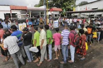 பெட்ரோலிய கூட்டுத்தாபனத்தின் தலைமை  அலுவலகம் முற்றுகை!  பதற்றத்தை கட்டுப்படுத்த களமிறக்கப்பட்டுள்ள பொலிஸார்