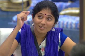 பிரபல நடிகரின் மகனை காதலிக்கிறாரா ஜுலி?- புகைப்படத்தால் வைரலான செய்தி