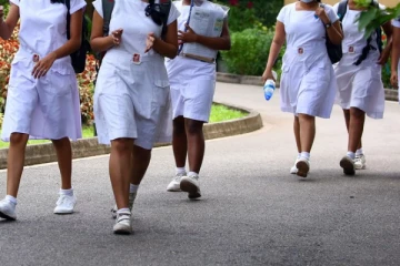 பிரபல பாடசாலையில் மாணவி மீது ஆசிரியர் கொடூர தாக்குதல்; கலங்கும் பெற்றோர்