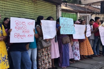 වැසි හේතුවෙන් පාසල් වැසෙයි - දරුවන්ගේ අධ්‍යාපනය අඩාලයි - දෙමව්පියන් පාසල ඉදිරිපිට උද්ඝෝෂණයක