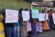 වැසි හේතුවෙන් පාසල් වැසෙයි - දරුවන්ගේ අධ්‍යාපනය අඩාලයි - දෙමව්පියන් පාසල ඉදිරිපිට උද්ඝෝෂණයක