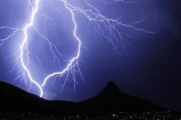 මල් කැකුළක් නිහඬ කළ අකුණු සැර..