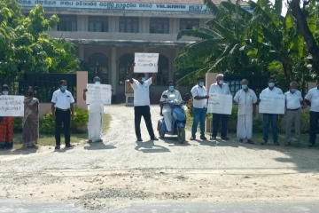 விலை அதிகரிப்பிற்கு எதிராக வலி.மேற்கு பிரதேச சபையில் போராட்டம்(Photos)