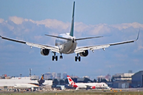 ரொறன்ரோவில் தரையிறங்கிய விமானத்தில் திடீரென பற்றியது தீ | Plane Engine Fire At Pearson Airport No Injuries